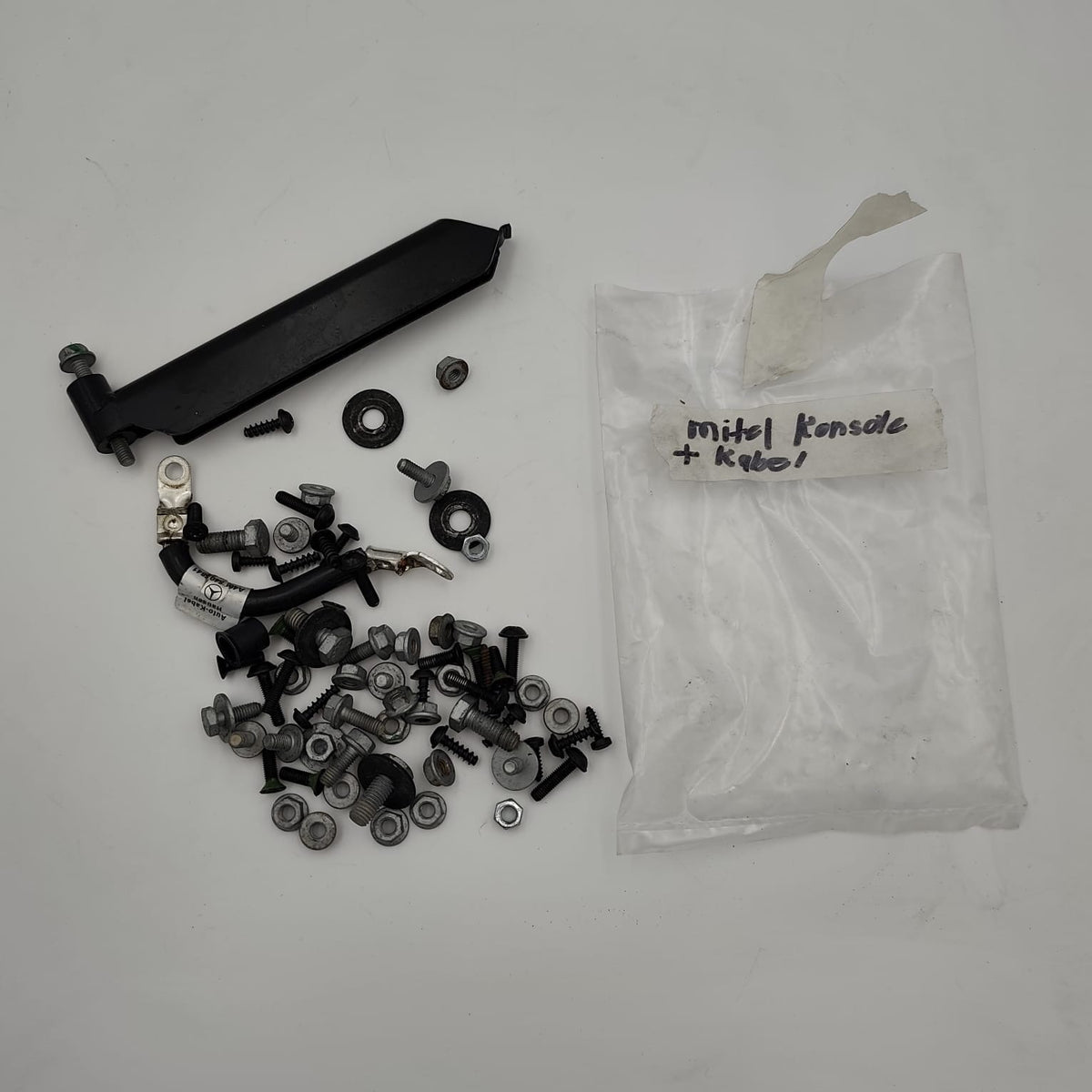 A0009904337 / N000000000483 – Schraubenset Mittelkonsole mit Erdung G 300 – Mercedes/Puch gebraucht (Kopie)