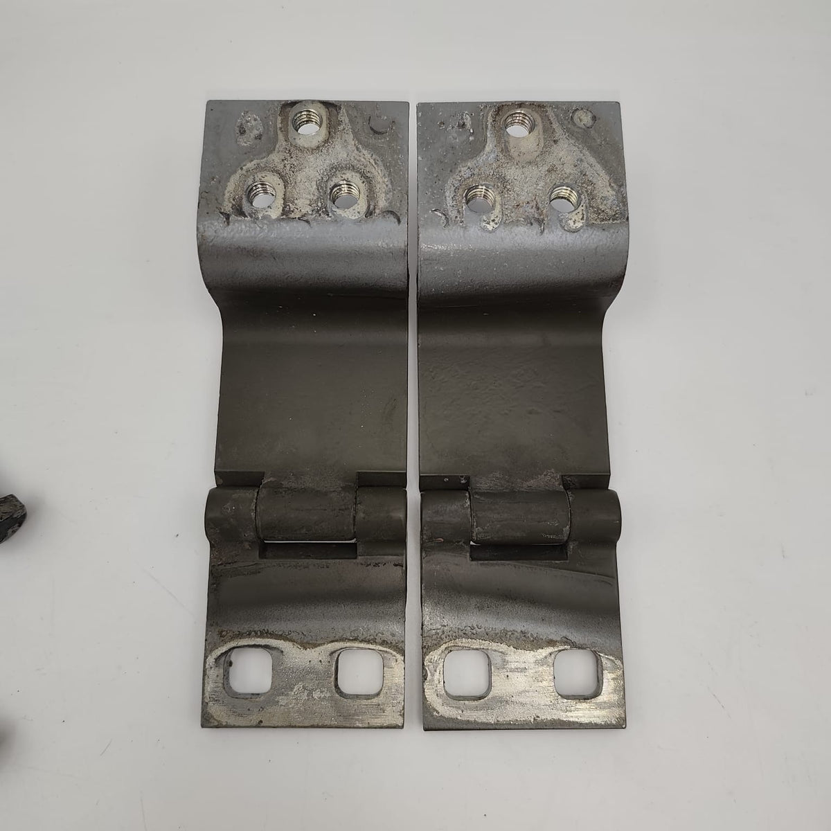 A4637400137 / A4637406600 – SCHARNIER HECKTUERE G 300 – Mercedes/Puch gebraucht