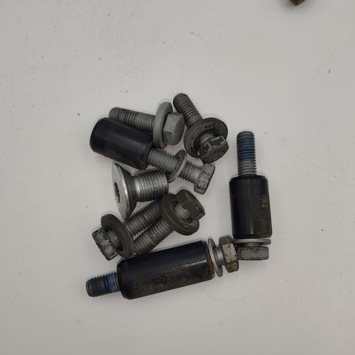 N000000002077 / A4609922201 – Schraubenset Reserveradträger G 300 – Mercedes/Puch gebraucht