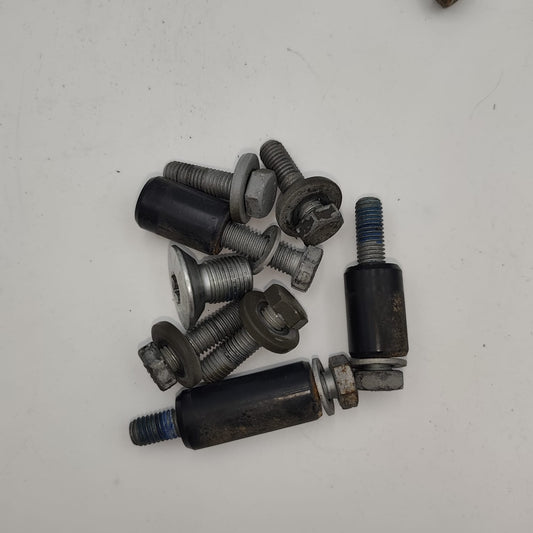 N000000002077 / A4609922201 – Schraubenset Reserveradträger G 300 – Mercedes/Puch gebraucht