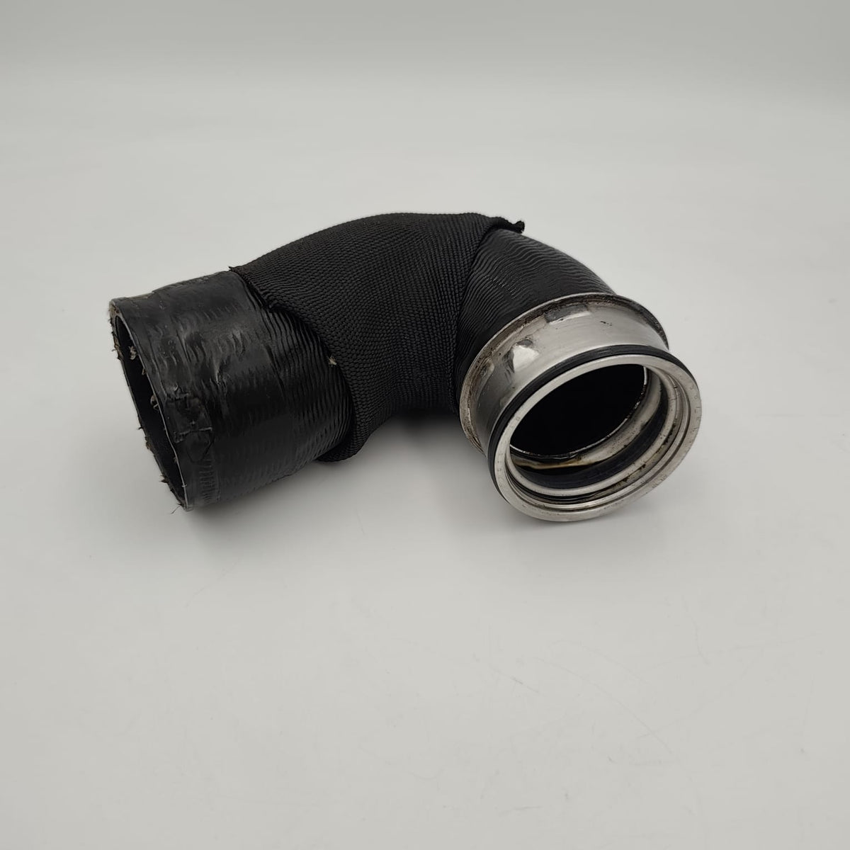 A4615001075 – SCHLAUCH VOM LADELUFTKUEHLER ZUM MOTOR G300 / G270 – Mercedes/Puch